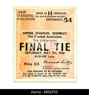 Valore inflazione & prezzi si riflette in questa antica e storica di Londra ticket calcio stub con vintage anni Sessanta cartellino del prezzo in scellini ora UK 17.5p equivalente Foto Stock