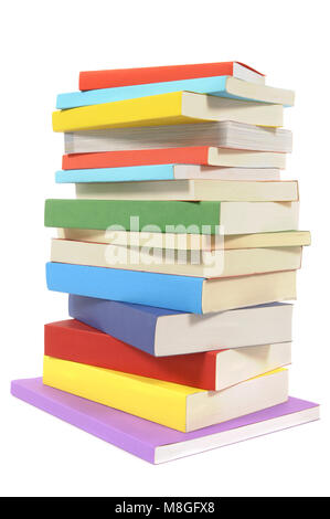 In disordine pila o pile di coloratissimi libri in brossura isolato su uno sfondo bianco. Spazio per la copia. Foto Stock