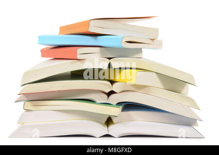 In disordine pila o pile di coloratissimi libri in brossura isolato su uno sfondo bianco. Spazio per la copia. Foto Stock