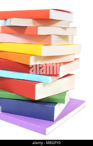 In disordine pila o pile di coloratissimi libri in brossura isolato su uno sfondo bianco. Spazio per la copia. Foto Stock