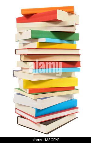 Molto alto e disordinato pila o pile di libri colorati isolato su uno sfondo bianco. Spazio per la copia. Foto Stock