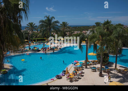 Si affaccia su una piscina dell'hotel, Albufeira Algarve Foto Stock