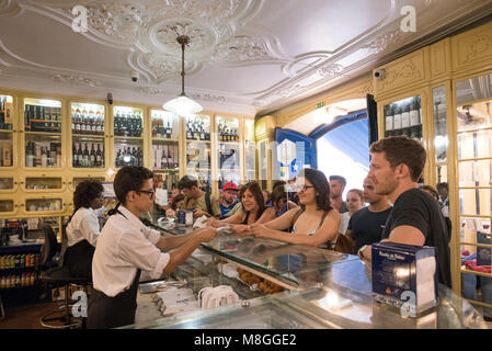 I clienti nella Pasteis de Belem panificio, Lisbona, Portogallo Foto Stock