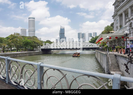 Anderson Bridge e il Fiume Singapore da Cavenagh Bridge, Marina Bay, zona centrale, Singapore Island (Pulau Ujong), Singapore Foto Stock