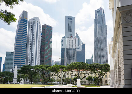 Il quartiere finanziario di grattacieli da Victoria Theatre e la sala concerti, Imperatrice Luogo, quartiere Civico, Singapore Island (Pulau Ujong), Singapore Foto Stock