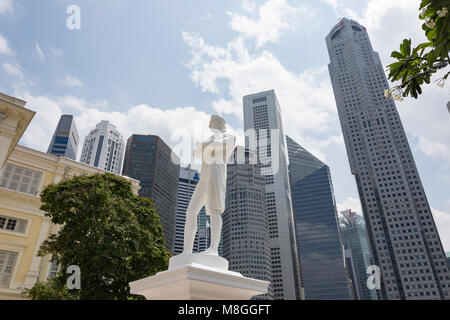 Sir Thomas Stamford Raffles statua e il quartiere finanziario di grattacieli dietro, Imperatrice Luogo, quartiere Civico, Singapore Island (Pulau Ujong), Singapore Foto Stock