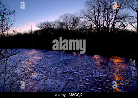 Don Valley Parkway dopo il tramonto Foto Stock