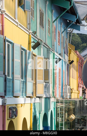 Con persiane colorate facciate di edifici, Clarke Quay, quartiere Civico, zona centrale, Singapore Island (Pulau Ujong), Singapore Foto Stock