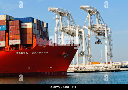 Alameda, CA - Marzo 9, 2015: Oakland Oakland contenitore cantiere, la baia di San Francisco, la Hamburg Sud nave "Santa Barbara" entrando in porto, maeuvering ho Foto Stock