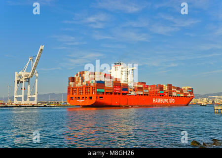 Alameda, CA - Marzo 9, 2015: Oakland Oakland contenitore cantiere, la baia di San Francisco, la Hamburg Sud nave "Santa Barbara" entrando in porto, la manovra Foto Stock