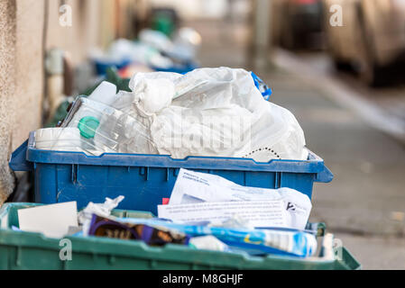 Vista giorno plastice rifiuti cassonetti nelle caselle sulla strada britannico. Foto Stock