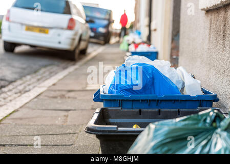 Vista giorno plastice rifiuti cassonetti nelle caselle sulla strada britannico. Foto Stock