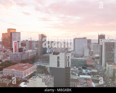 LUANDA, ANGOLA - MARZO 11, 2018: prosegue la costruzione nella capitale angolana di Luanda, nonostante il persistere di difficoltà economiche. Foto Stock