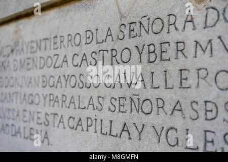 Antiche scritte in latino e in spagnolo antico scolpiti sulla pietra all'interno di una cattedrale gotica in Spagna Foto Stock