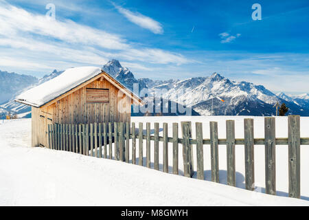 Piccolo cottage ricoperti di neve in alta montagna, paesaggio invernale. Mont'Elmo, San Candido, Italia #AlamyPOTW Foto Stock