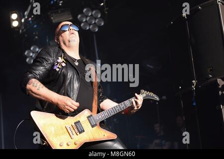 I musicisti si esibiscono in Let's Rock Bristol, il Festival retrò, Giugno 2017. Foto Stock