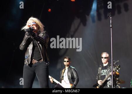 Kim Wilde e la sua banda di supporto esecuzione al Bristol Festival retrò, Inghilterra, Giugno 2017 Foto Stock