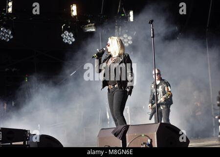 Kim Wilde e la sua banda di supporto esecuzione al Bristol Festival retrò, Inghilterra, Giugno 2017 Foto Stock