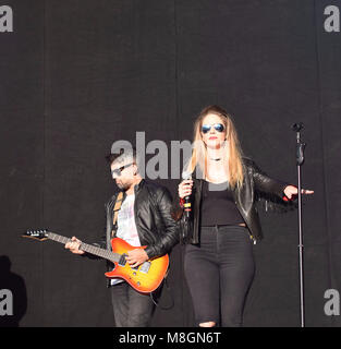 Kim Wilde e la sua banda di supporto esecuzione al Bristol Festival retrò, Inghilterra, Giugno 2017 Foto Stock