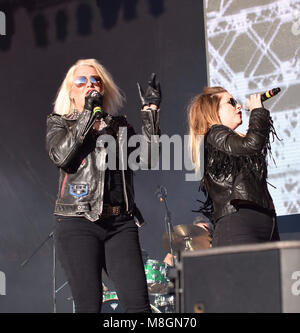 Kim Wilde e la sua banda di supporto esecuzione al Bristol Festival retrò, Inghilterra, Giugno 2017 Foto Stock