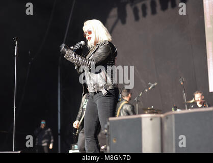 Kim Wilde e la sua banda di supporto esecuzione al Bristol Festival retrò, Inghilterra, Giugno 2017 Foto Stock