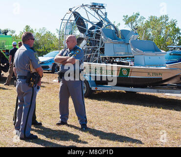 Collier County sceriffi Danny e Eddy con un diritto FWC . Foto Stock