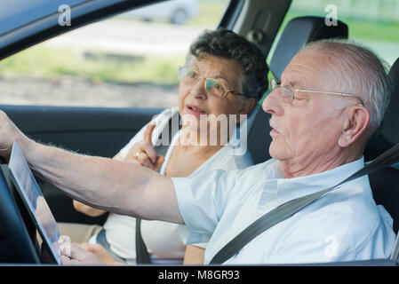 Senior infelice giovane sostenendo in auto Foto Stock