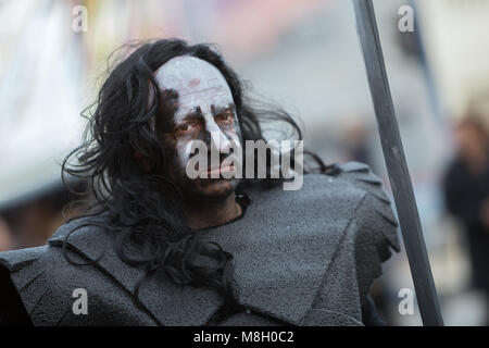 Uomo vestito come carattere Orc internazionale sulla sfilata di carnevale in città di Rijeka, Croazia Foto Stock