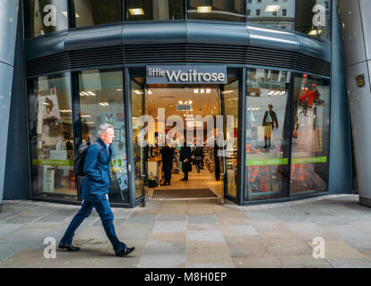 Londra, UK- Mar 13, 2018: Officer lavoratore passeggiate passato un po' di Waitrose sistemazione di supermercato in Walbrook, City of London, England, Regno Unito Foto Stock