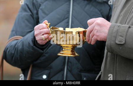 Garth e Anne Ginestra, proprietari del fiume nativo, con la Gold Cup durante un photocall at Virginia ceneri, Templecombe. Foto Stock