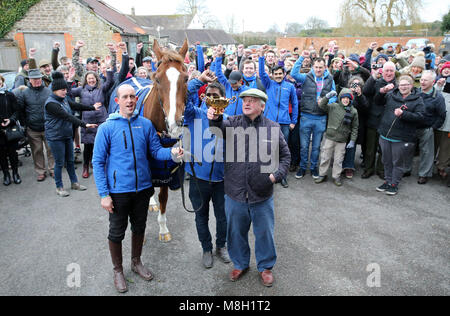 Trainer Colin Tizzard con Native fiume durante una Gold Cup vincitori photocall at Virginia ceneri, Templecombe. Foto Stock