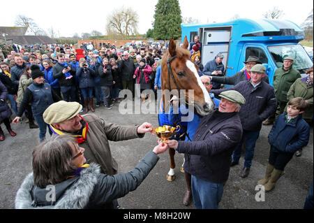 Colin Tizzard con fiume nativi e proprietari di Garth e Anne Ginestra durante una Gold Cup vincitori photocall at Virginia ceneri, Templecombe. Foto Stock