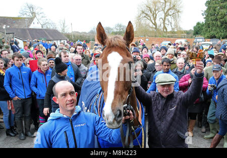 Trainer Colin Tizzard con Native fiume durante una Gold Cup vincitori photocall at Virginia ceneri, Templecombe. Foto Stock