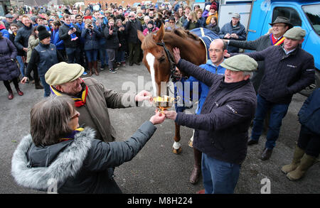 Colin Tizzard con fiume nativi e proprietari di Garth e Anne Ginestra durante una Gold Cup vincitori photocall at Virginia ceneri, Templecombe. Foto Stock