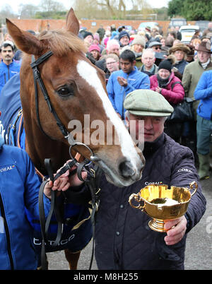 Trainer Colin Tizzard con Native fiume durante una Gold Cup vincitori photocall at Virginia ceneri, Templecombe. Foto Stock