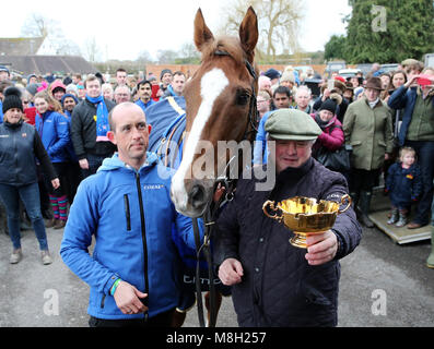 Trainer Colin Tizzard con Native fiume durante una Gold Cup vincitori photocall at Virginia ceneri, Templecombe. Foto Stock