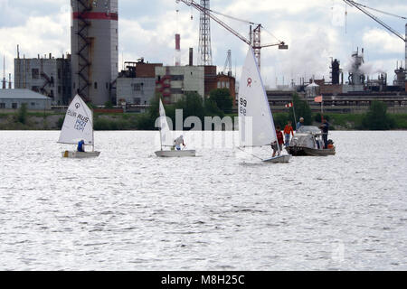 Un sacco di piccoli e bianchi barche a vela sul lago . Foto Stock