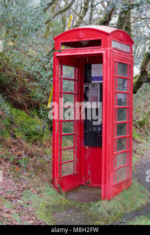 Telefono rosso telefono a pagamento box un unico solo nel paesaggio rurale Foto Stock