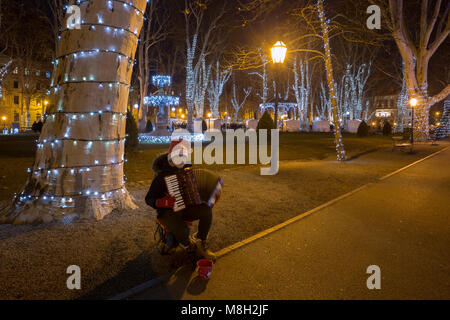 Bambini che giocano accordeon sul lungomare di Zrinjevac durante l Avvento in città Zagreb, Croazia Foto Stock