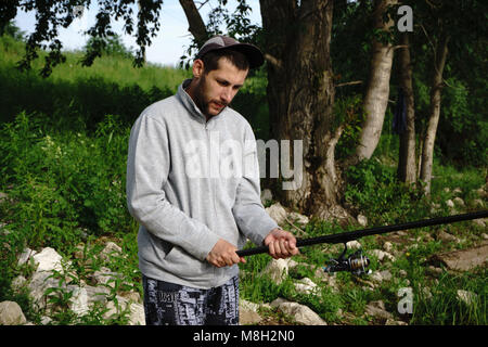 Sport, metà adulto pescatore per vacanze sul fiume, rilassante e pesca . Foto Stock