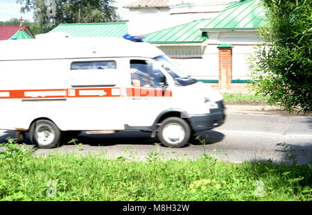 Ambulanza in città su uno sfondo sfocato Foto Stock