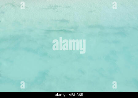 Shining sfondo blu acqua ripple pelok bianco . Foto Stock