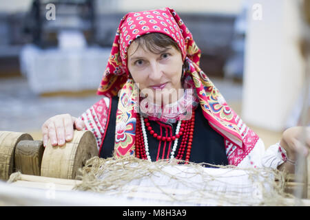 La Bielorussia, Gomel, 15 settembre 2017. La città il compleanno. Una donna bielorussa è tessitura di un asciugamano. Prenda la tessitura. Girare l'asciugamano. Foto Stock