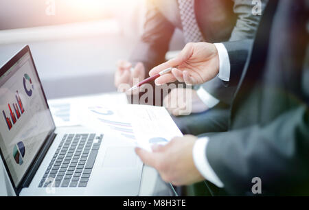 Il team Aziende le mani al lavoro con i report finanziari Foto Stock