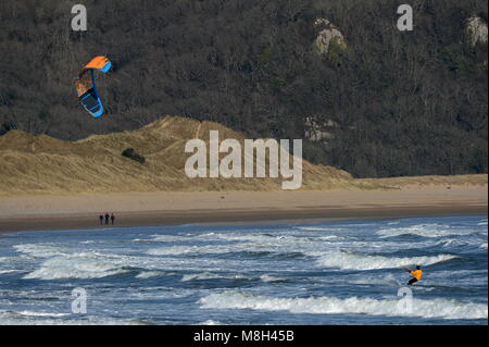 Il kite surf a Oxwich bay nel Galles del Sud Foto Stock