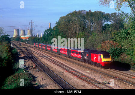 Una Vergine Cross Country formato HST di autovetture Potenza 43092 e 43160 Avvicinamento ponte Fulscot, Didcot il 9 novembre 2001. Foto Stock