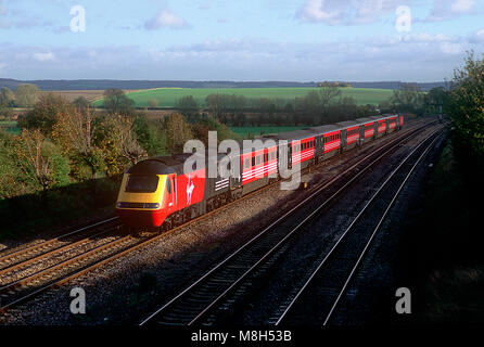 Una Vergine Cross Country formato HST di autovetture Potenza 43158 e 43071 a sud di Moreton su Great Western Main Line il 9 novembre 2001. Foto Stock