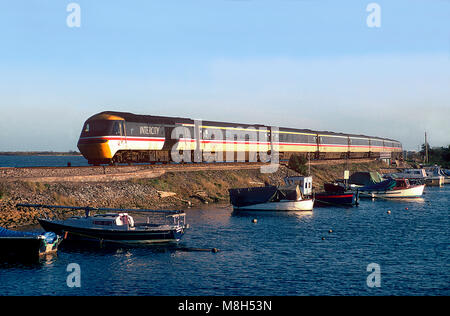 Un InterCity HST formata di autovetture Potenza numeri 43187 e 43136 a Cockwood Harbour nel Devon il 26 marzo 1994. Foto Stock