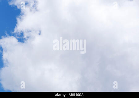 Le nuvole nel cielo blu o una grande nuvola. Foto Stock
