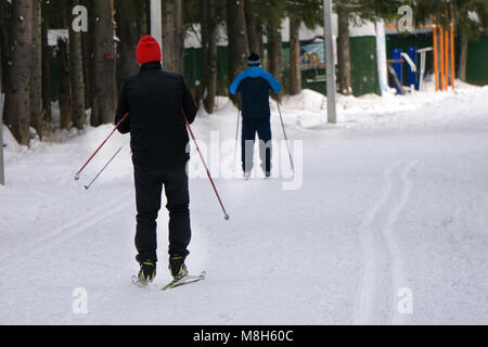 Sciare in inverno, sfondo con gambe di sciatore su pista di sci . Foto Stock